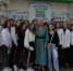 Елена Оболенская с группой первокурсников, только что защитивших свои проекты - Газета Выборг