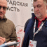 Сергей Мачинский подписывает авторский экземпляр  книги для Константина Визирякина - Газета Выборг