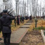 Церемония перезахоронения бойцов Красной армии на мемориале «Пушка ЗИС-2»