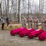 Церемония перезахоронения бойцов Красной армии на мемориале «Пушка ЗИС-2»