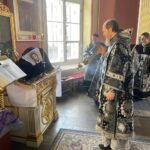 В Великую Среду владыка совершил Литургию и освятил пасхальные дары для фронта