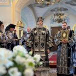 Владыка Варнава возглавил чин изнесения Плащаницы в нижнем Сретенском храме Рождество-Богородичного собора Коневской обители
