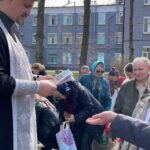 Храм святого Архистратига Божия Михаила. Раздача миссионерских буклетов.
