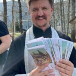 Храм святого Архистратига Божия Михаила. Раздача миссионерских буклетов.