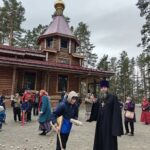 В храме Святых Царственных Страстотерпцев д. Раздолье Приозерского благочиния продолжается Пасха