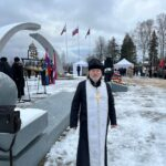 Поминальная лития у мемориала «Разорванное кольцо» в годовщину начала действия Дороги Жизни