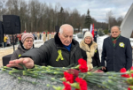 Поминальная лития у мемориала «Разорванное кольцо» в годовщину начала действия Дороги Жизни