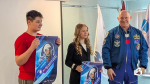 Памятный подарок с автографом космонавта самым юным участникам открытого диалога