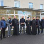 Священнослужители передали раненым бойцам благословение митрополита Варсонофия в Морозовской больнице