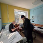 Священнослужители передали раненым бойцам благословение митрополита Варсонофия в Морозовской больнице