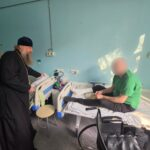 Священнослужители передали раненым бойцам благословение митрополита Варсонофия в Морозовской больнице